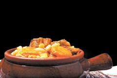Feijão branco, carnes, legumes  - tudo cozido lentamente até amaciar e mesclar sabores